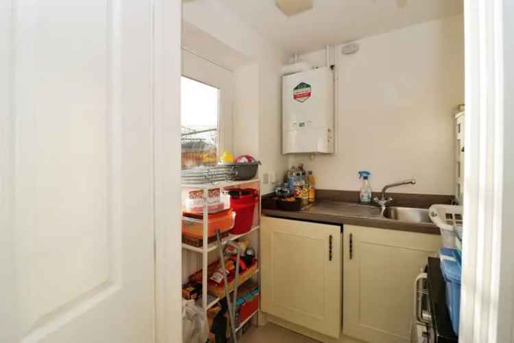 4 Bed Family Home High Specification Kitchen Diner En Suite Garage Garden