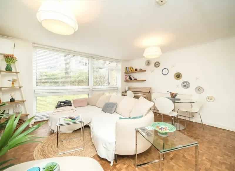 Ground Floor Flat Two Double Bedrooms Communal Grounds