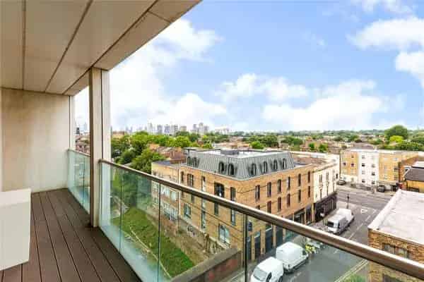Spacious 2-Bed Apartment with Balcony and Parking London E8