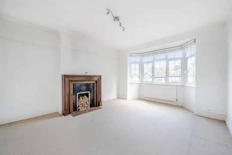 Spacious Streatham Maisonette First Floor Blank Canvas