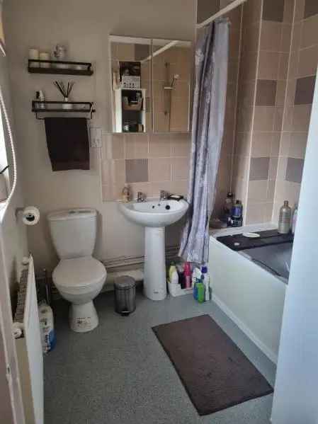 Flat For Rent in Coventry, England