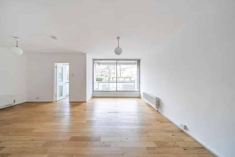 First Floor 2-Bedroom Apartment 850 Sq Ft Chain Free