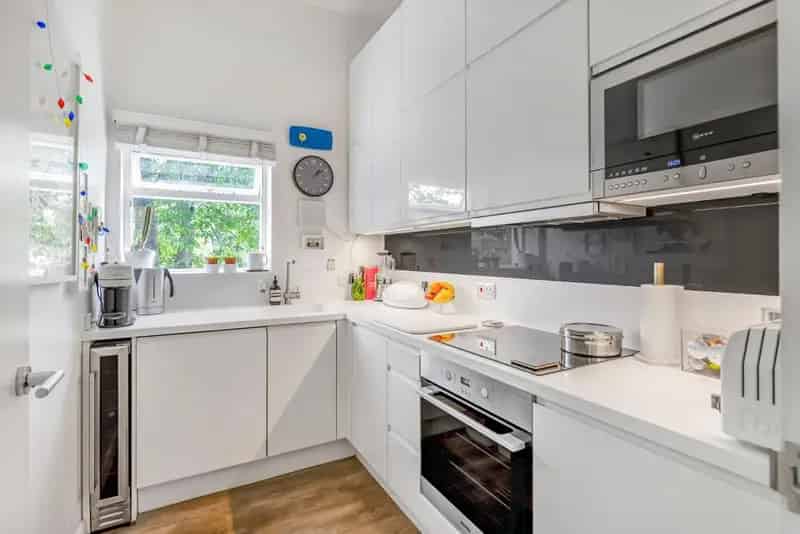 Spacious Two Double Bedroom Flat with Communal Garden