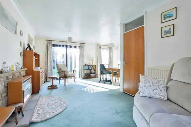 Spacious Detached Bungalow with Garden and Garage