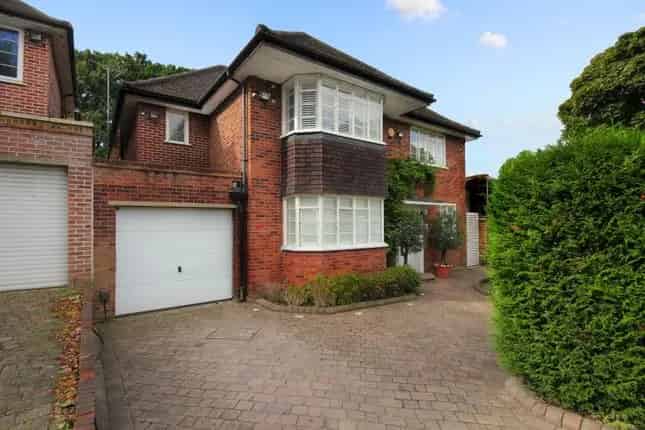5 Double Bedroom Haymills House for Sale in London W5