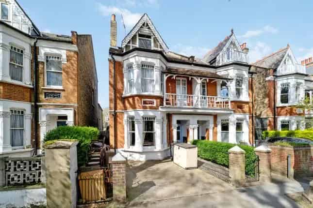 Semi-detached Victorian House for Sale in Chiswick W4