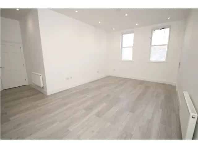3 Bedroom Flat for Sale in Kirkcaldy Town Centre