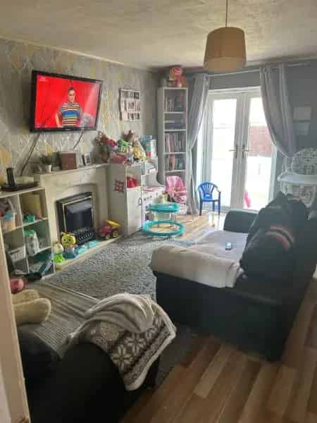 2 Bedroom House with Large Garden Near Schools and Shops