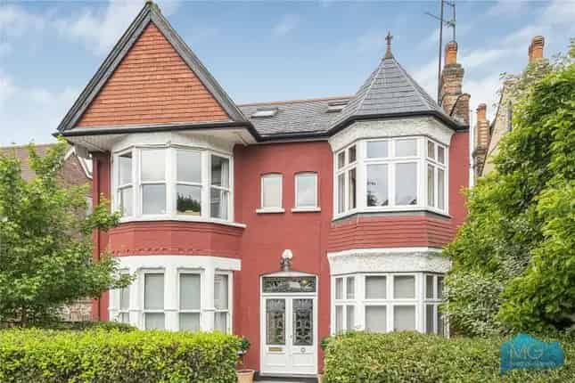 7 Bedroom Detached House for Sale in Woodside Park London