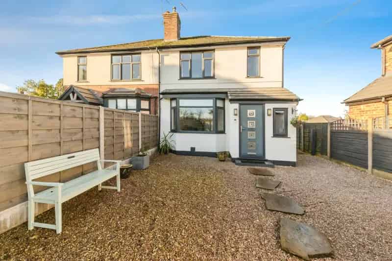 Impressive Three Bedroom Semi Detached House with Modern Kitchen and Garden