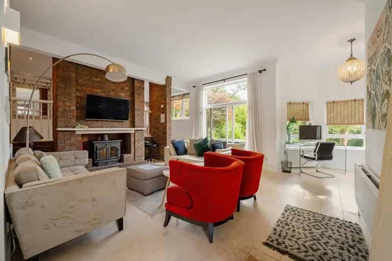 5 Bedroom Detached House with Heated Pool and Landscaped Gardens