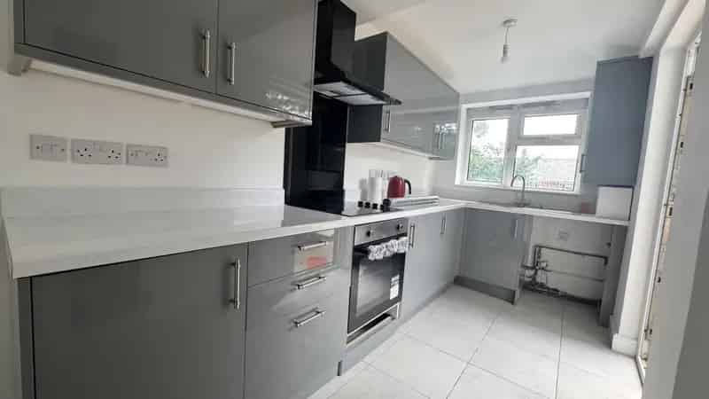 3 Bedroom Terraced House with Driveway and Garden