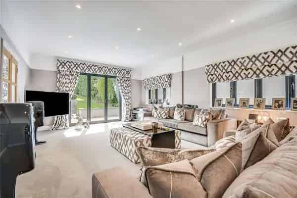 Modern 5400 sq ft Home with Annexe and Pool