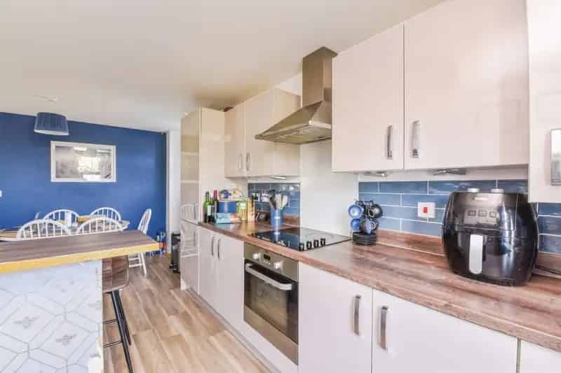 Spacious 3-Bed Semi-Detached Home with Modern Finishes and Garden