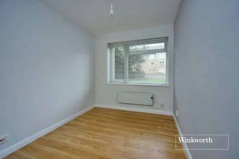 2 Bed Flat for Sale Near Worcester Park Station