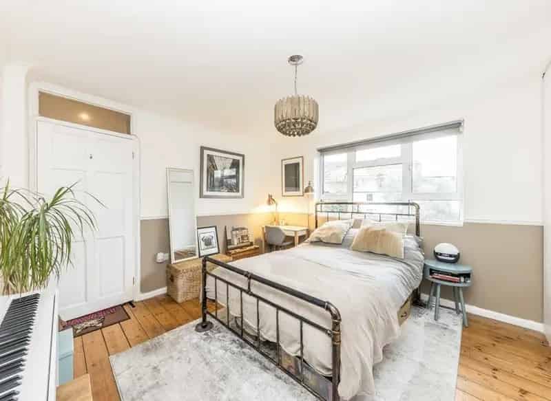 Modern Top Floor Apartment with Communal Garden and Ample Storage