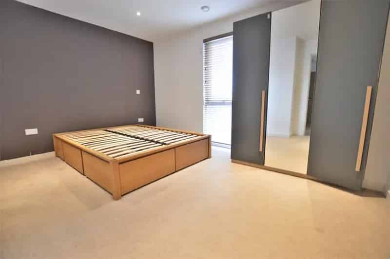 2 Bedroom Flat Near Slough Station
