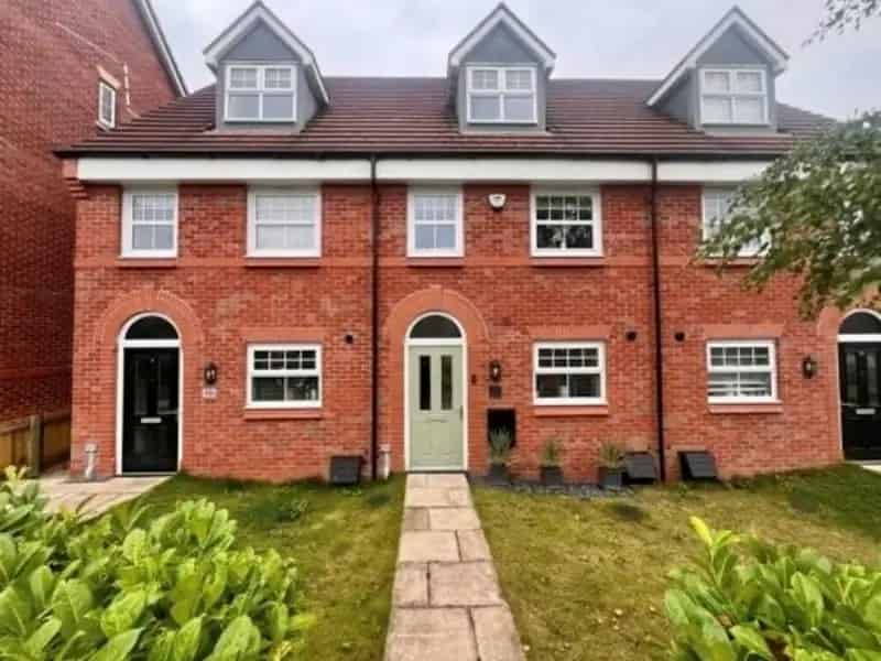 3 Bed House with Open Plan Kitchen and Private Garden