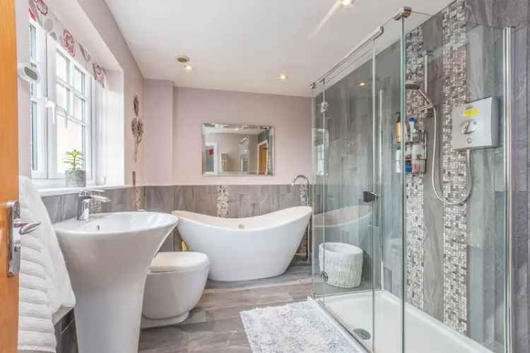 5 Bedroom Family Home with Home Office and Large Garden in North Fambridge