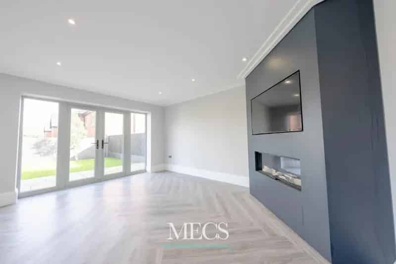 5 bedroom detached house