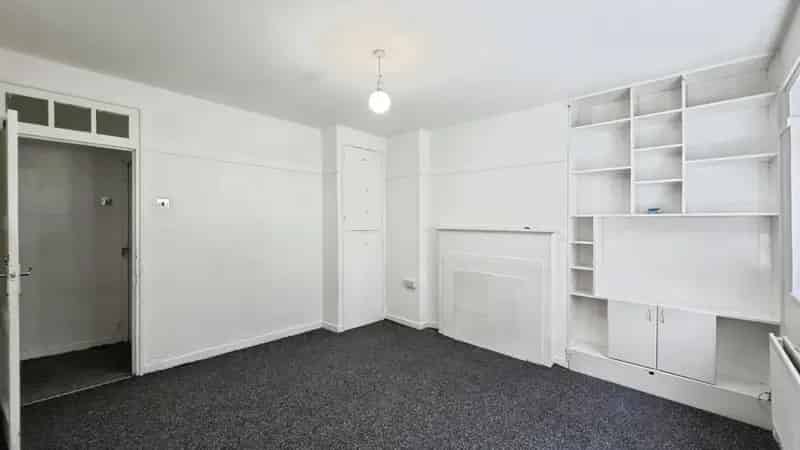 2 bedroom Flat
 For Sale 
Total Size: 700 SQ FT