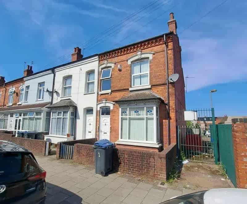 3 Bedroom End Terrace House For Sale