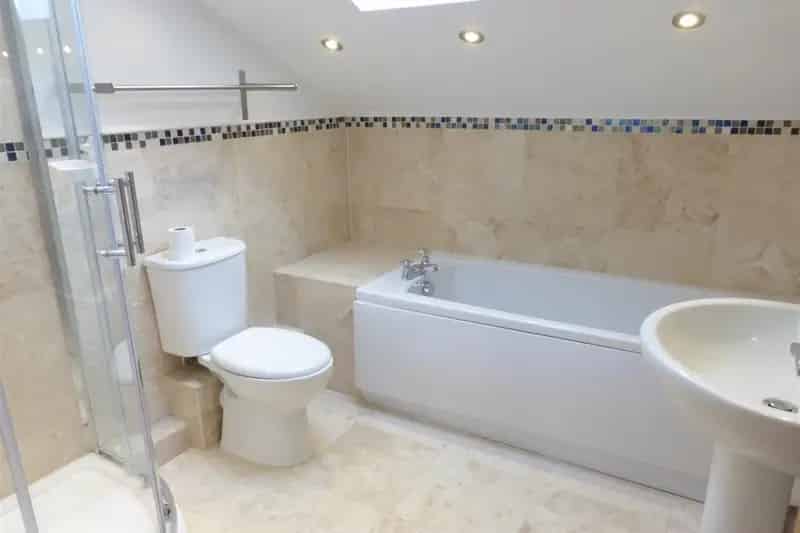3 Bed House Ground Floor Entrance Hall Cloakroom Lounge Dining Room Kitchen Family Home