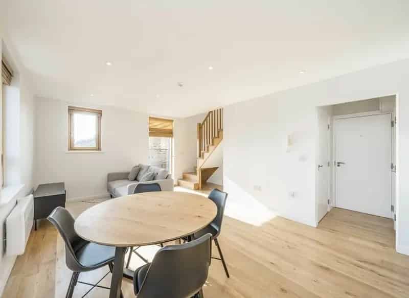 Refurbished 2-Double Bedroom Flat with Roof Terrace
