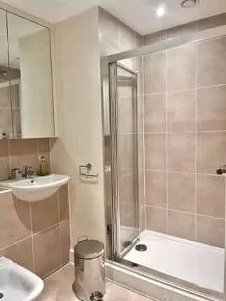 3-Bed 1-Bed Apartment Near Hammersmith Station London W6