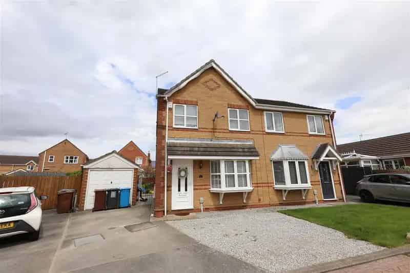 3 Bedroom Semi-Detached House for Sale in Kingswood Hull