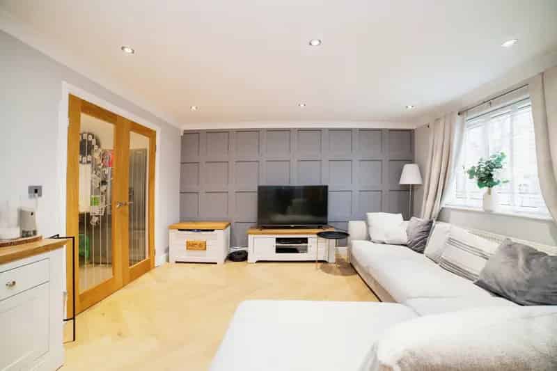 Family Home with 3 Bedrooms and Garage Near Transport Links