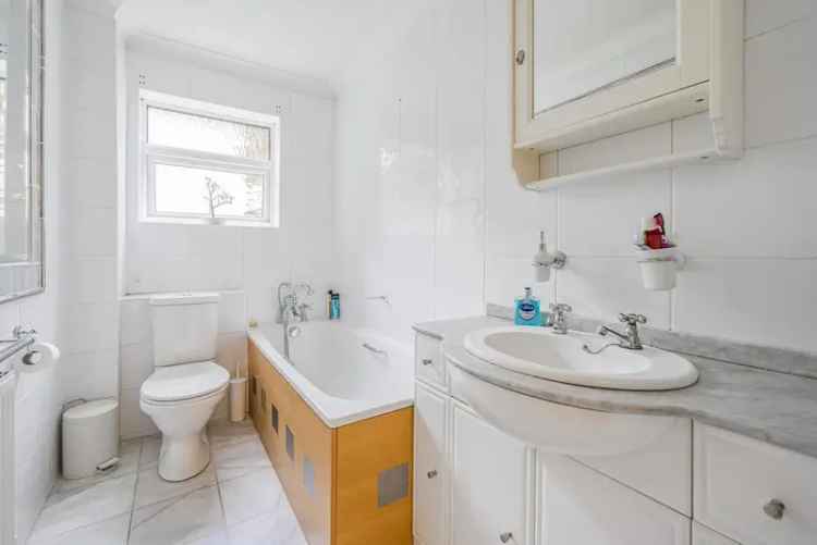 Large 2-Bedroom 2-Bathroom Apartment Near Beckenham Place Park