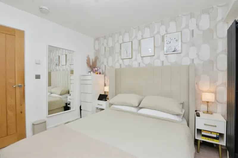 Two Level Apartment Near Town Centre and Station