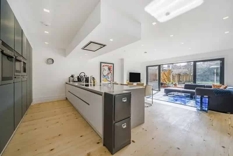 Spacious 5-Bedroom Victorian House with 70ft South-Facing Garden