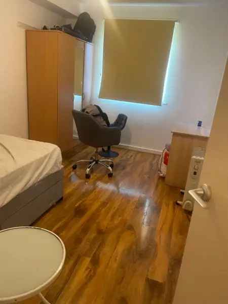 Large 1 Bedroom Flat near Stratford Westfield