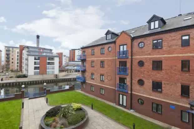 2 Bedroom Flat House to Rent with River Views and Parking