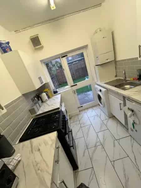 Newly Decorated Large 1 Bed Apartment with Garden