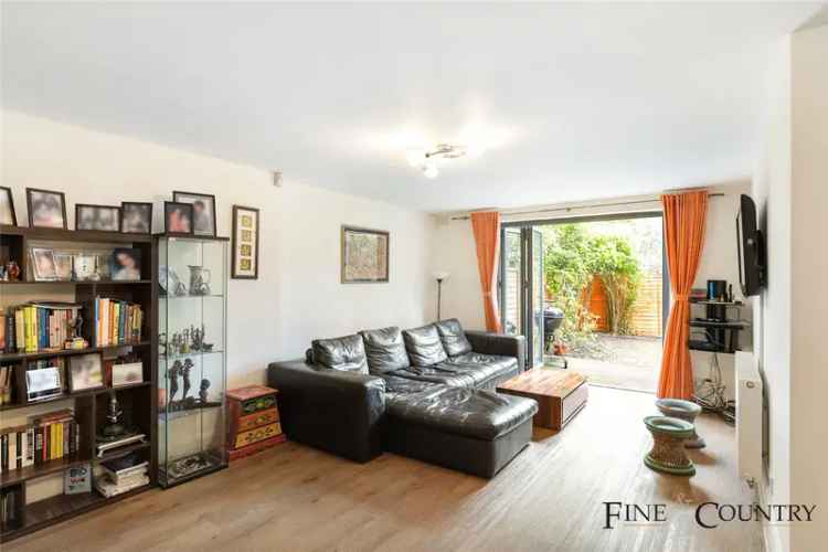 Apartment for sale with 3 bedrooms, Minster Road, London