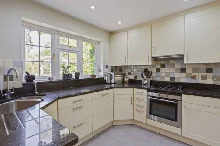 5 Bedroom Detached House for Sale in Winterbourne Bassett