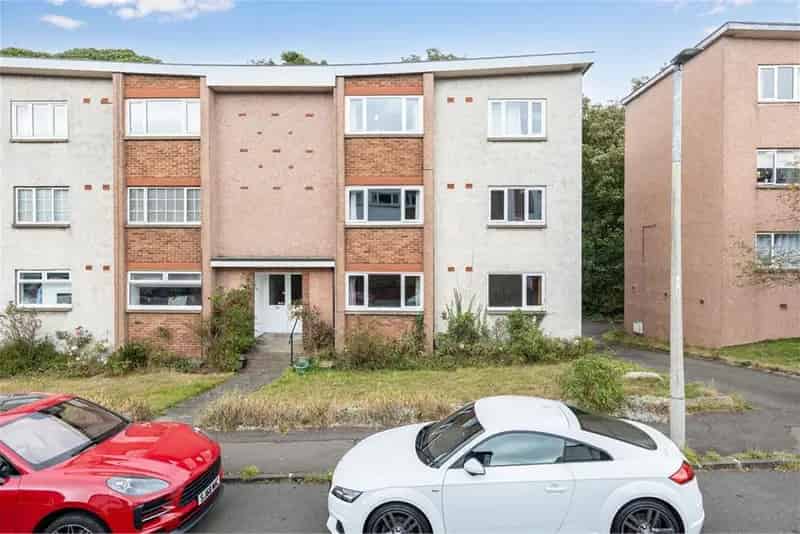 2 Bed Flat - Ground Floor with 1 Reception Room