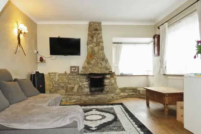 Three Double Bedroom Detached House with Large Plot and Garage