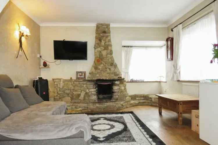 Three Double Bedroom Detached House with Large Plot and Garage