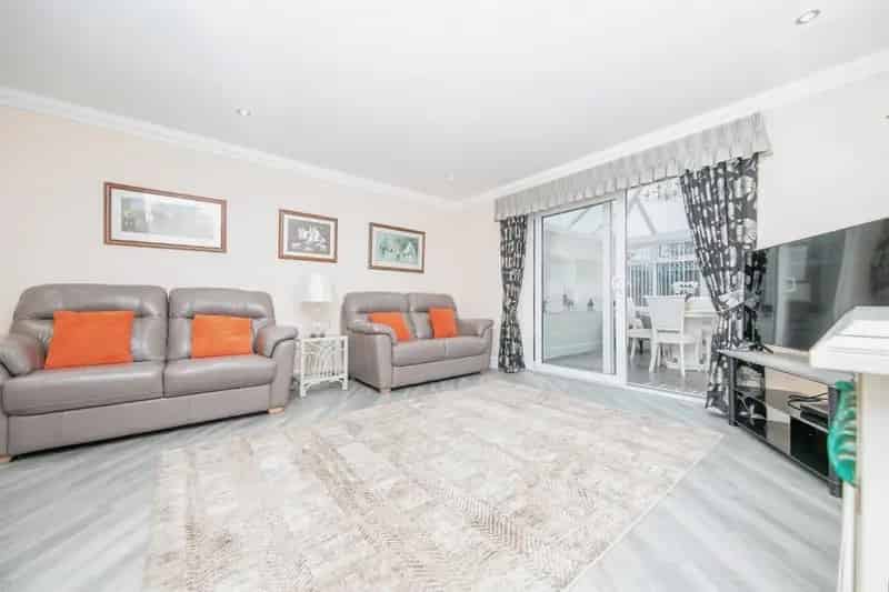3 Bed Semi-Detached House with Conservatory and Garden