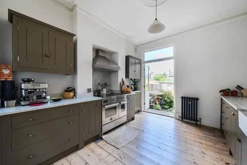 Selsdon Road Family Home Near Transport and Schools