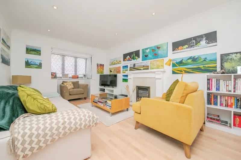 4 Bed 2 Bath House with Garage and Driveway