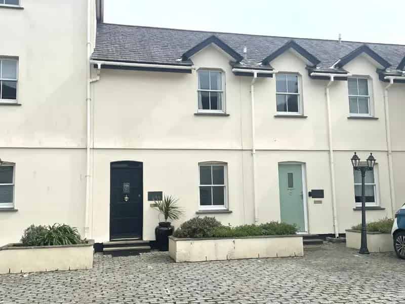 2 Bedroom Terraced House To Rent