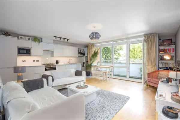 2-Bed 2-Bath Flat near Diamond Conservation Area London