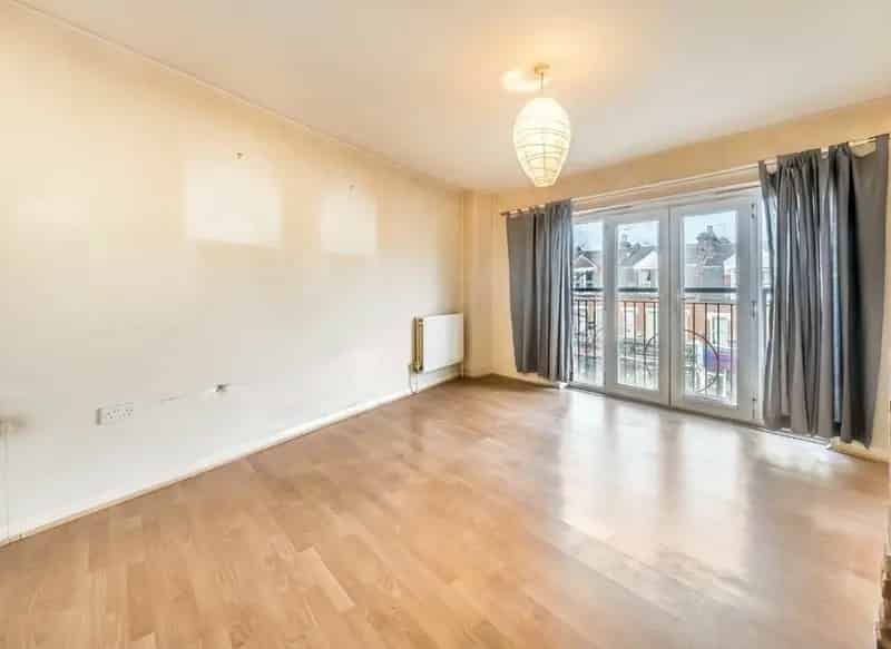 One Bedroom Apartment - Modernisation Opportunity - Twickenham