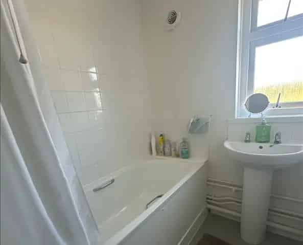 Spacious 2-Bedroom Flat Near Train Station
