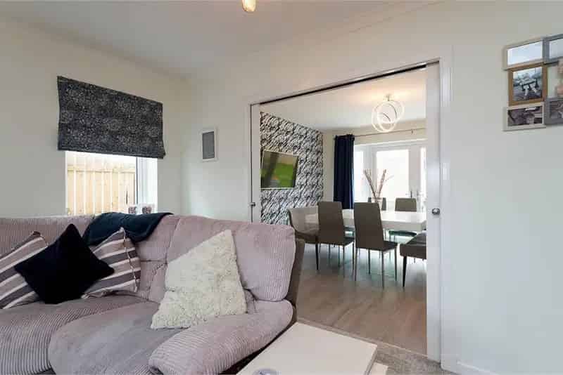 5 Bed Detached House with 1 Reception Room and Large Garden
